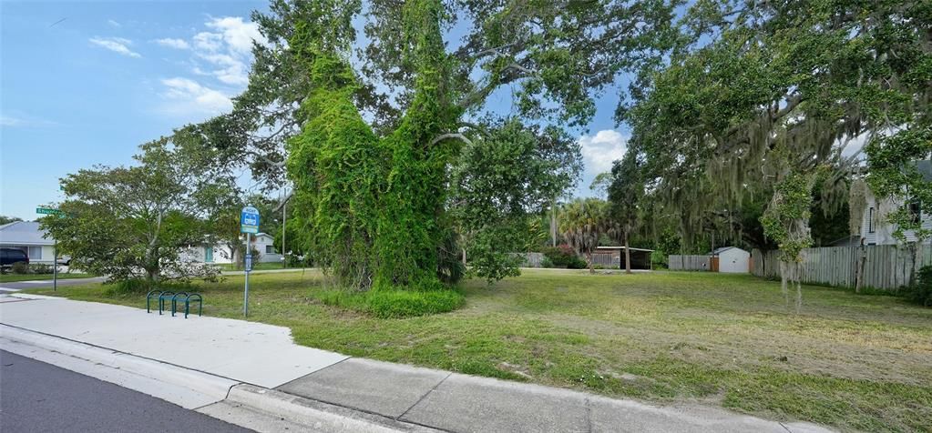 待售: $395,000 (0.24 acres)