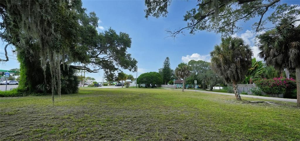 待售: $395,000 (0.24 acres)