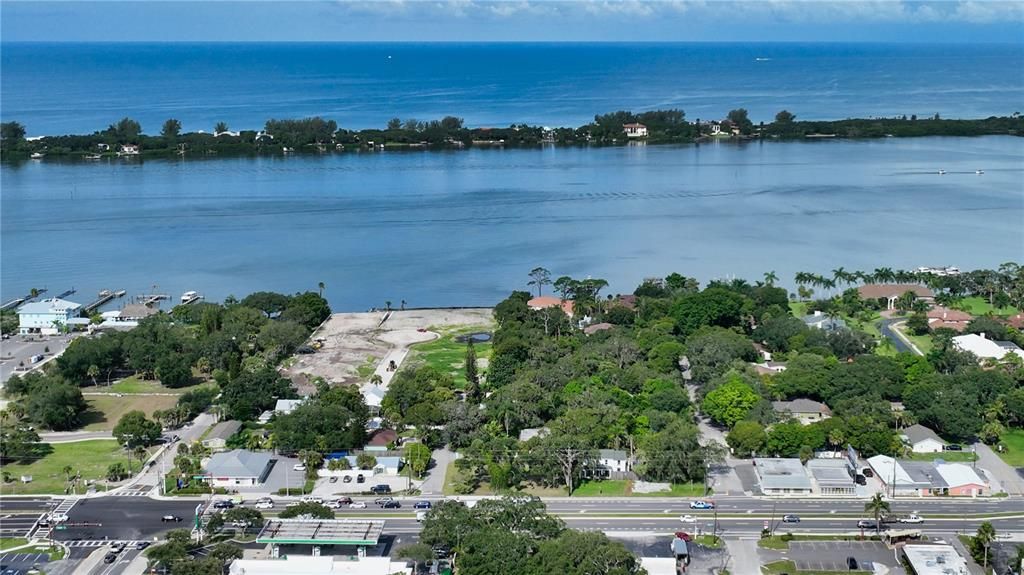 待售: $395,000 (0.24 acres)