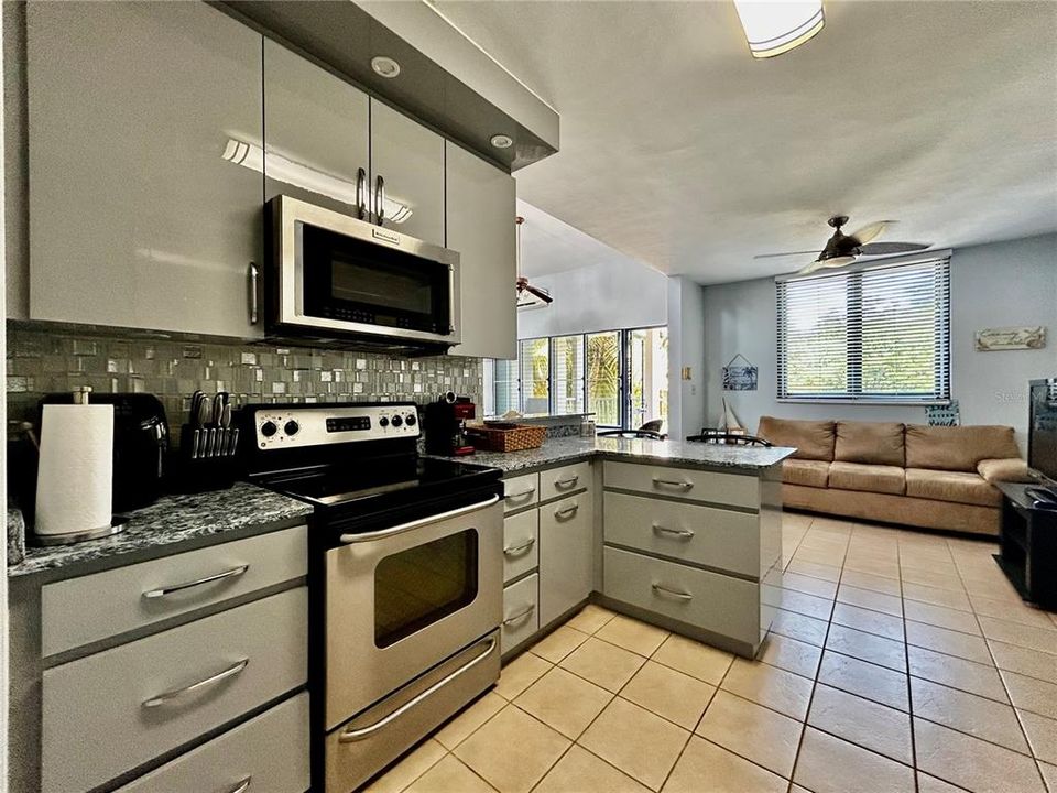 For Sale: $391,000 (3 beds, 3 baths, 2052 Square Feet)