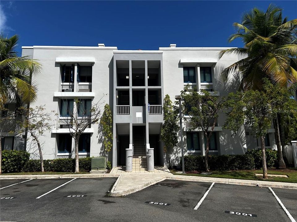 For Sale: $391,000 (3 beds, 3 baths, 2052 Square Feet)