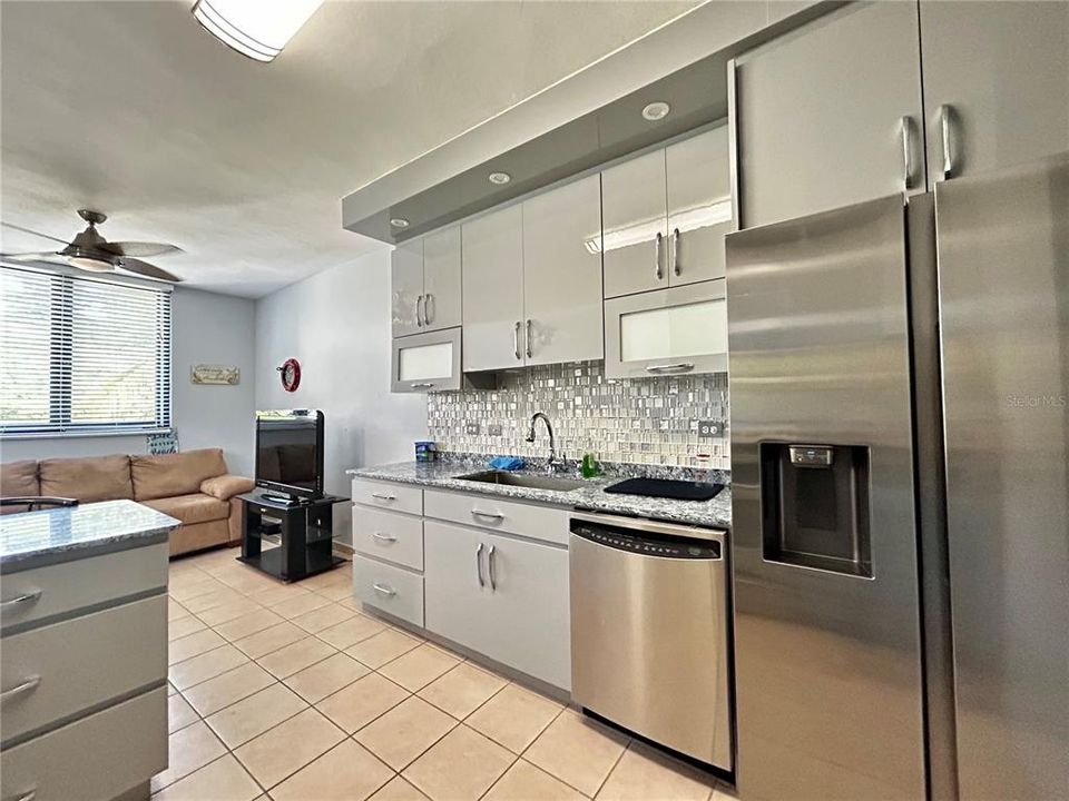 For Sale: $391,000 (3 beds, 3 baths, 2052 Square Feet)