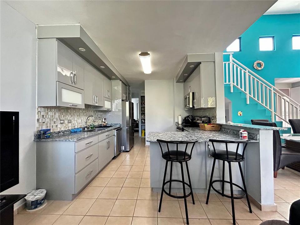 For Sale: $391,000 (3 beds, 3 baths, 2052 Square Feet)