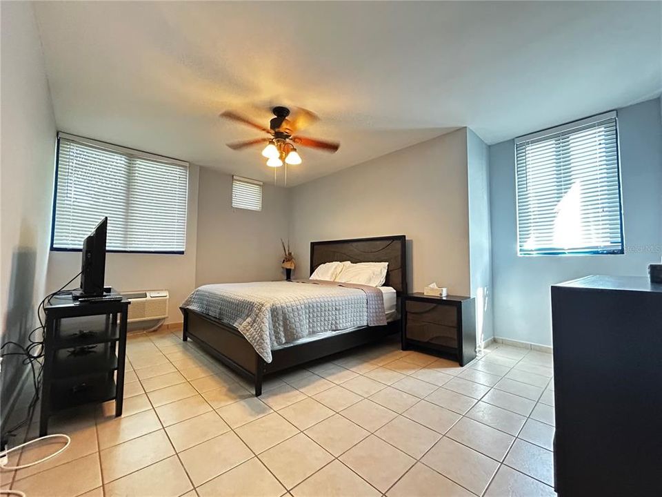 For Sale: $391,000 (3 beds, 3 baths, 2052 Square Feet)