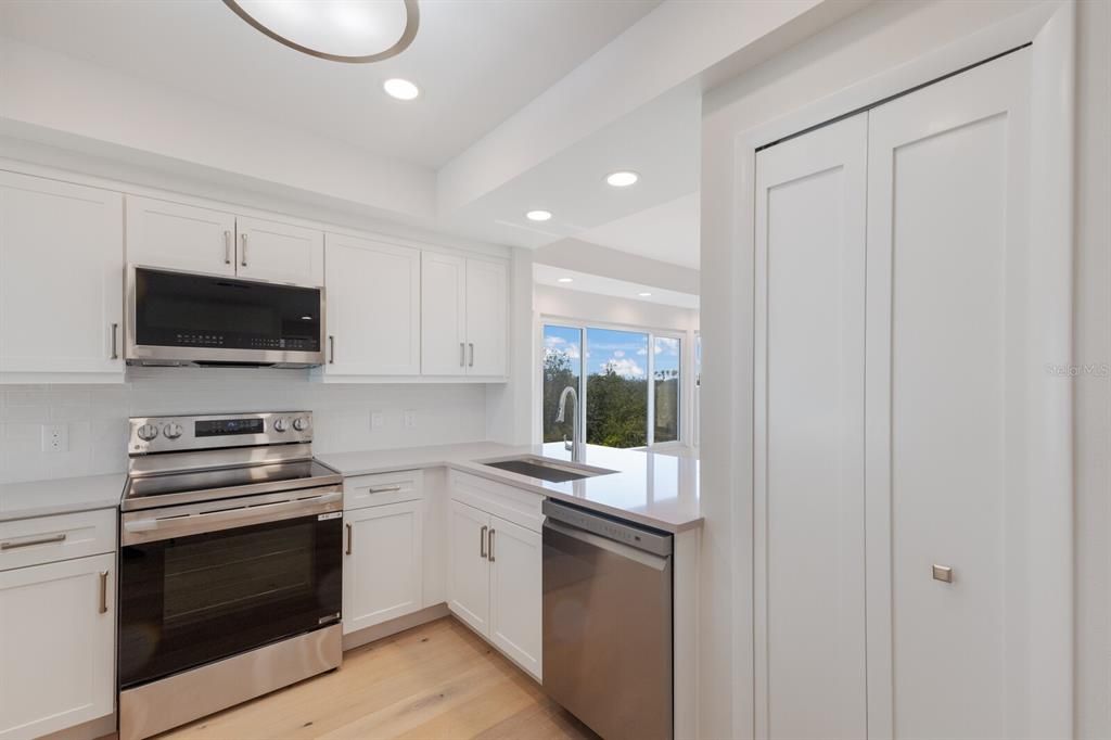 待售: $649,500 (2 贝兹, 2 浴室, 1593 平方英尺)