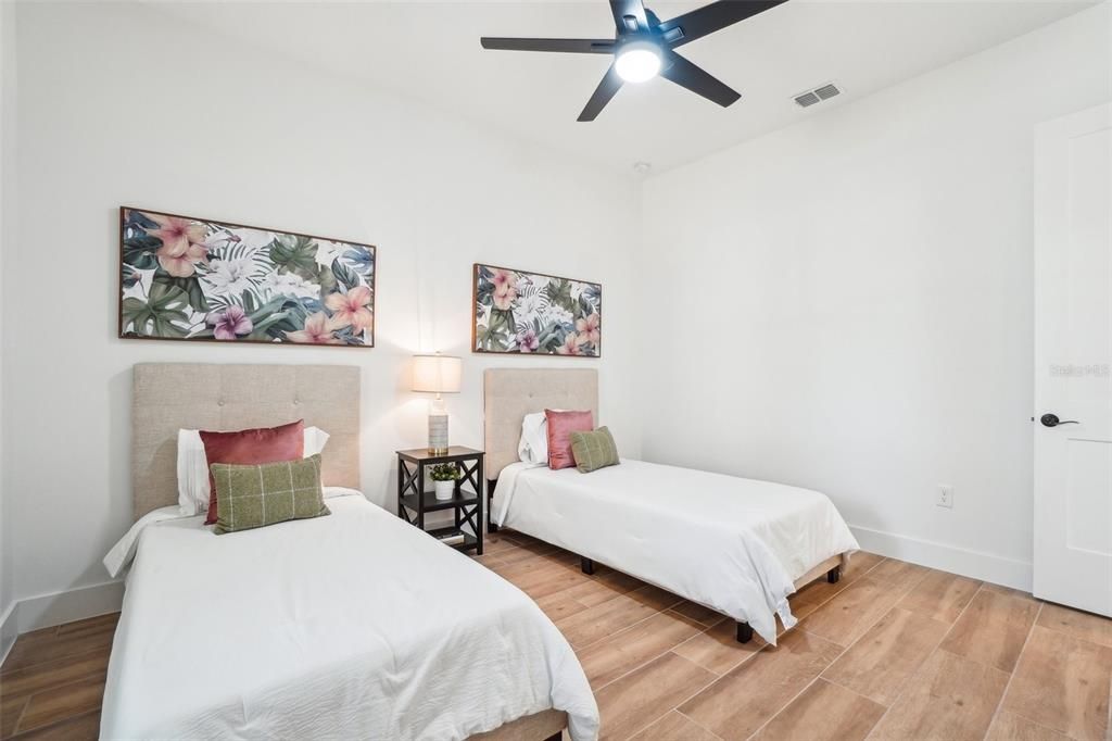 En Venta: $675,000 (4 camas, 3 baños, 2275 Pies cuadrados)