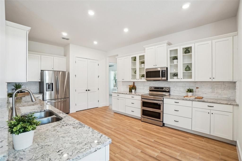 En Venta: $675,000 (4 camas, 3 baños, 2275 Pies cuadrados)