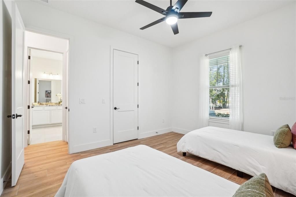 En Venta: $675,000 (4 camas, 3 baños, 2275 Pies cuadrados)