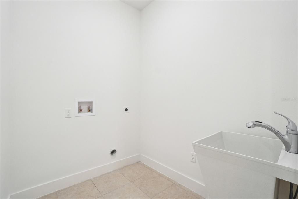 En Venta: $675,000 (4 camas, 3 baños, 2275 Pies cuadrados)