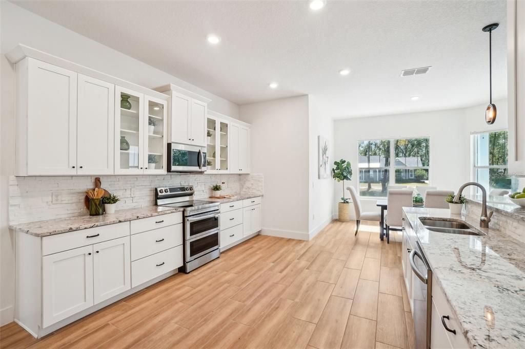 En Venta: $675,000 (4 camas, 3 baños, 2275 Pies cuadrados)