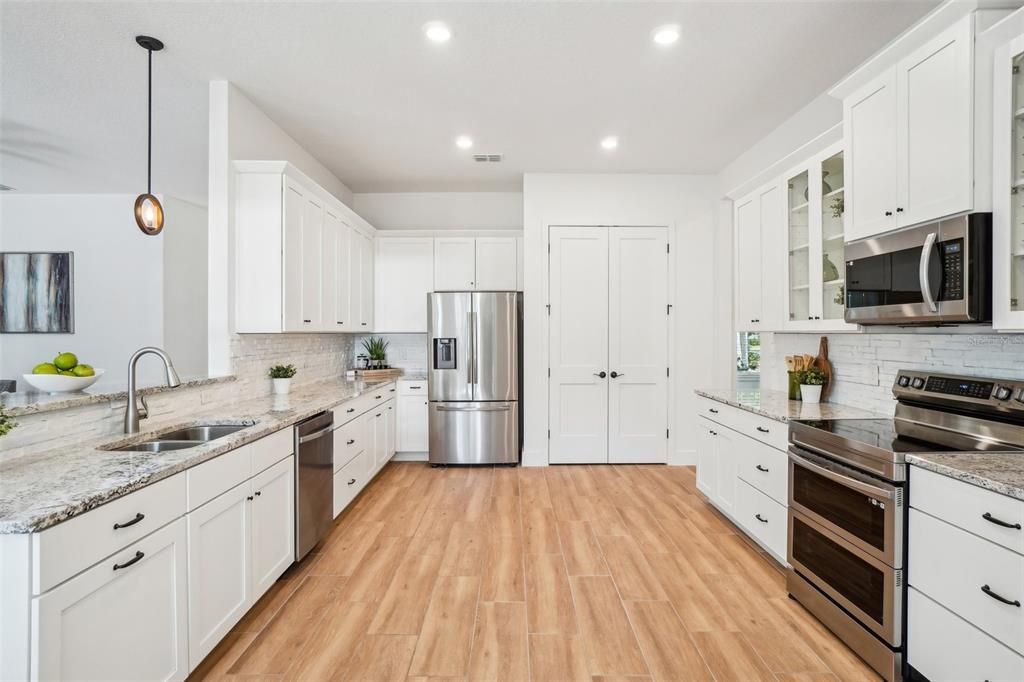 En Venta: $675,000 (4 camas, 3 baños, 2275 Pies cuadrados)