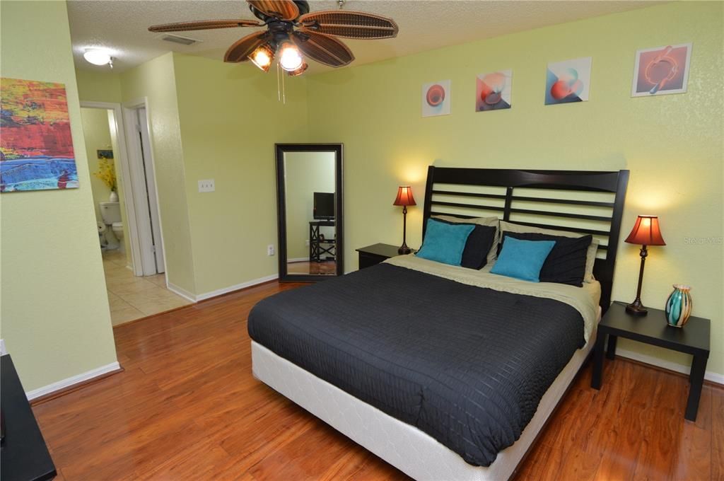 Active With Contract: $2,250 (2 beds, 2 baths, 1028 Square Feet)