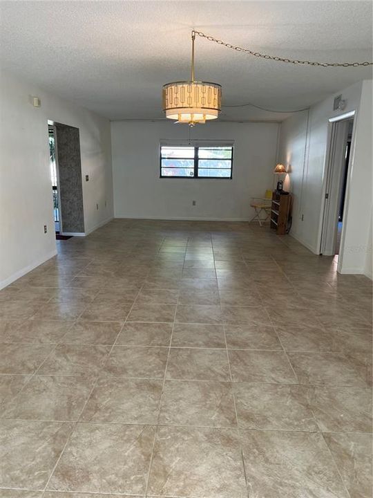 合同活跃: $155,000 (2 贝兹, 2 浴室, 1224 平方英尺)