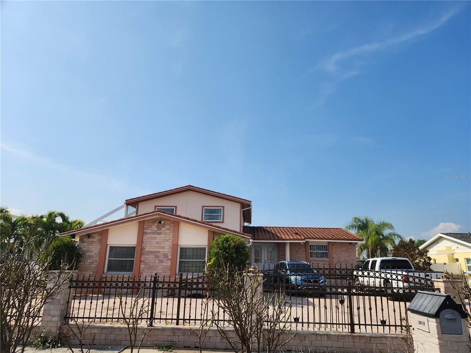 Vendido Recientemente: $805,000 (4 camas, 3 baños, 2207 Pies cuadrados)