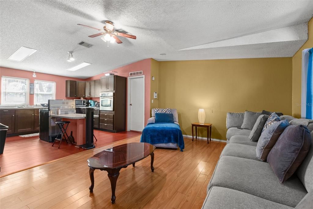 待售: $299,000 (4 贝兹, 3 浴室, 1828 平方英尺)