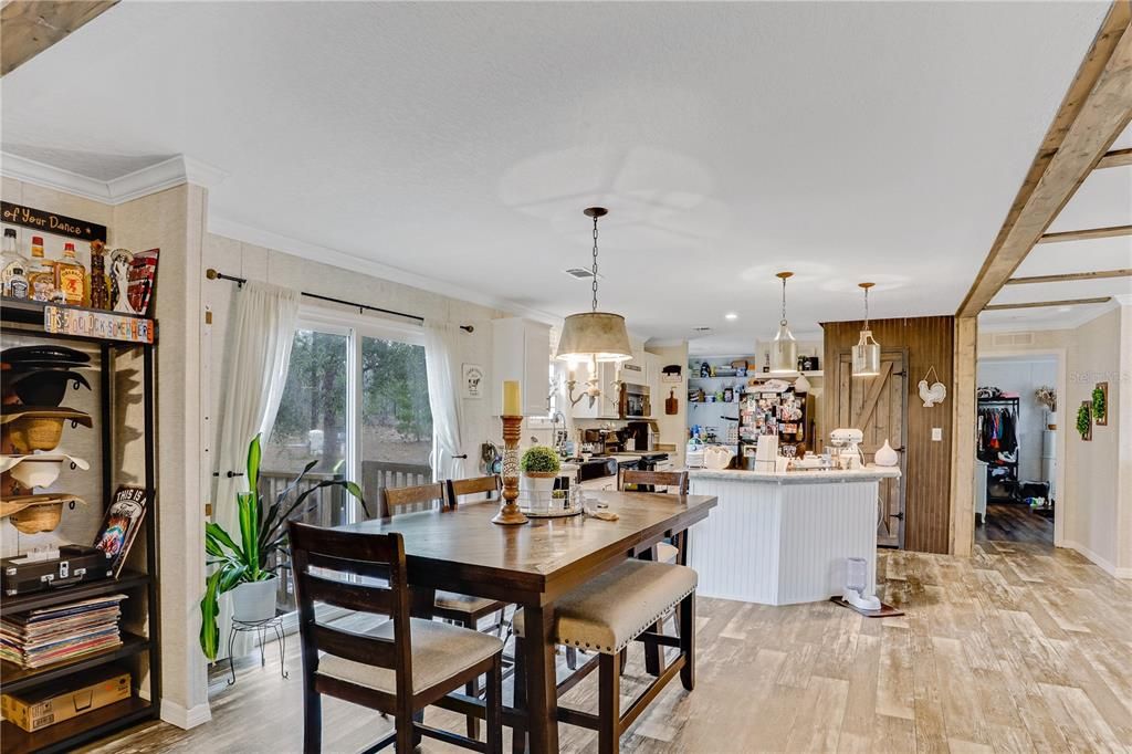 最近售出: $315,000 (4 贝兹, 3 浴室, 1976 平方英尺)