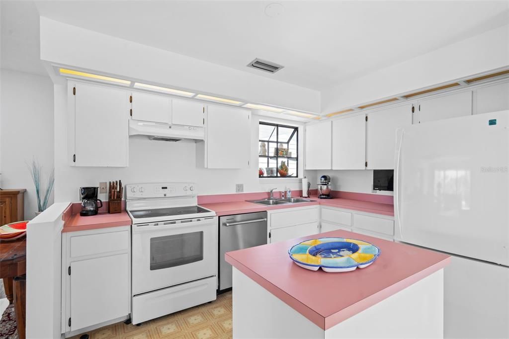 Под контрактом: $529,999 (3 спален, 2 ванн, 2067 Квадратных фут)
