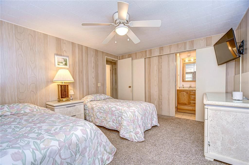 На продажу: $115,000 (2 спален, 2 ванн, 984 Квадратных фут)