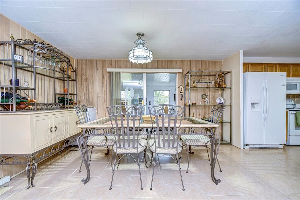 На продажу: $115,000 (2 спален, 2 ванн, 984 Квадратных фут)