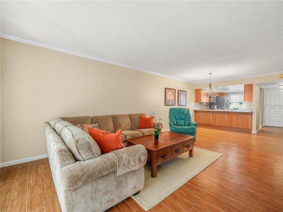 待售: $165,000 (2 贝兹, 2 浴室, 1276 平方英尺)