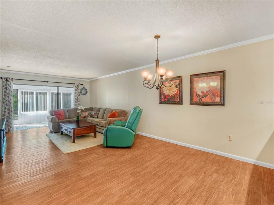 待售: $165,000 (2 贝兹, 2 浴室, 1276 平方英尺)