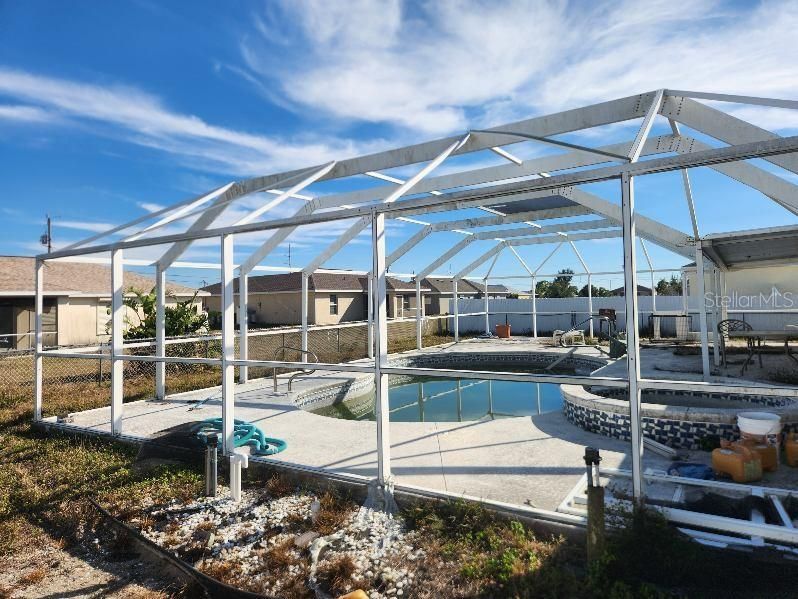 Activo con contrato: $265,000 (3 camas, 2 baños, 1665 Pies cuadrados)