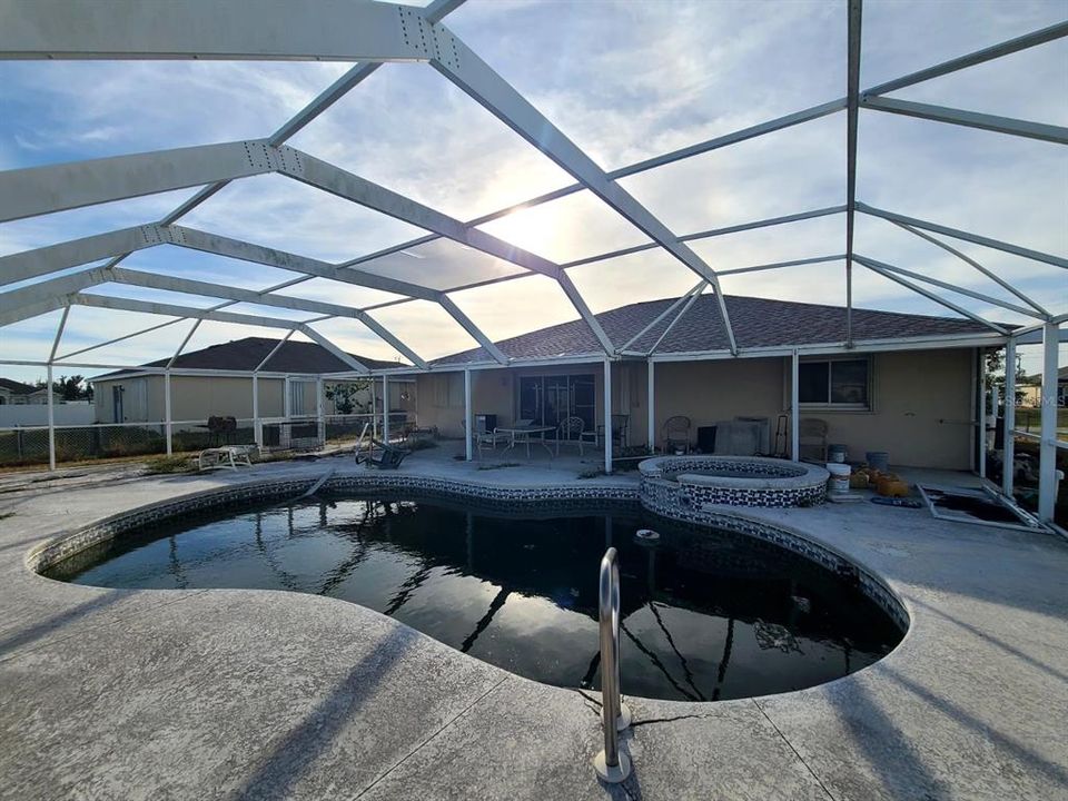 Activo con contrato: $265,000 (3 camas, 2 baños, 1665 Pies cuadrados)