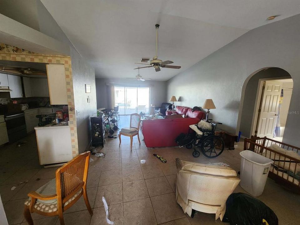 Activo con contrato: $265,000 (3 camas, 2 baños, 1665 Pies cuadrados)