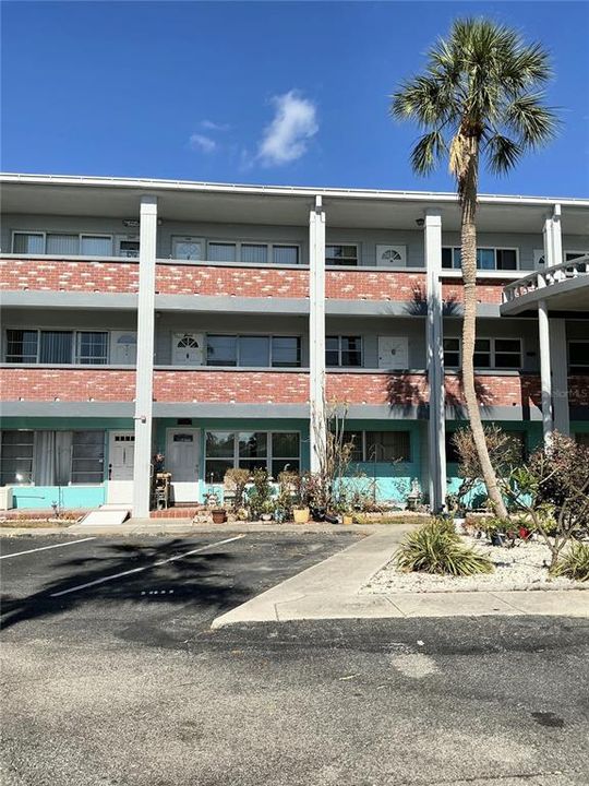 For Sale: $129,900 (2 beds, 2 baths, 835 Square Feet)