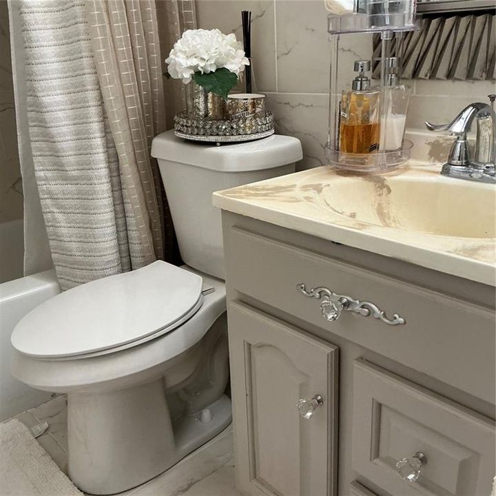 For Sale: $129,900 (2 beds, 2 baths, 835 Square Feet)