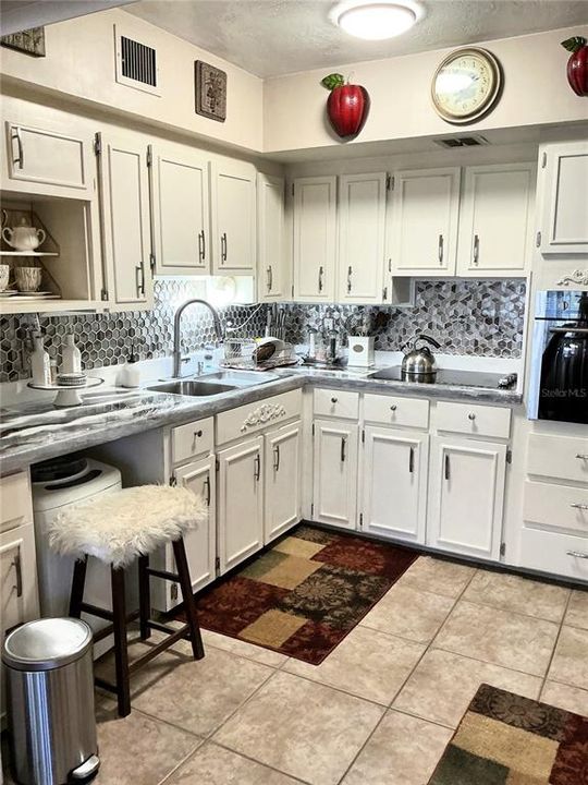 For Sale: $129,900 (2 beds, 2 baths, 835 Square Feet)