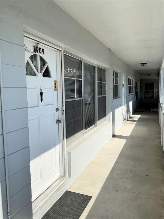 For Sale: $129,900 (2 beds, 2 baths, 835 Square Feet)