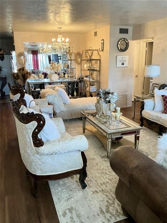 For Sale: $129,900 (2 beds, 2 baths, 835 Square Feet)