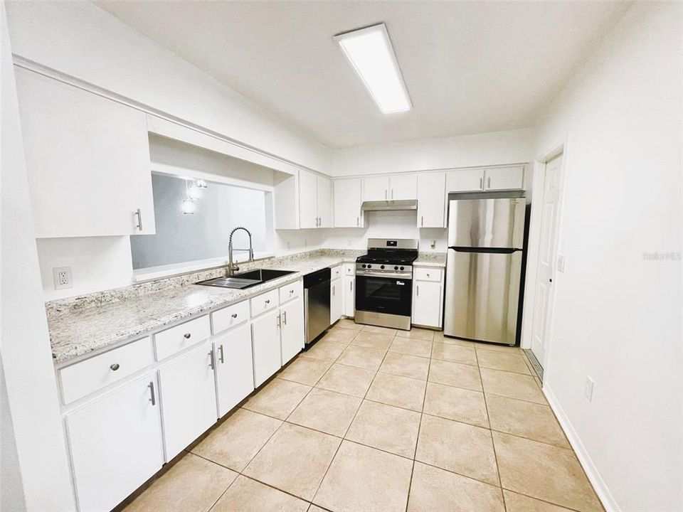 На продажу: $224,900 (2 спален, 2 ванн, 1281 Квадратных фут)