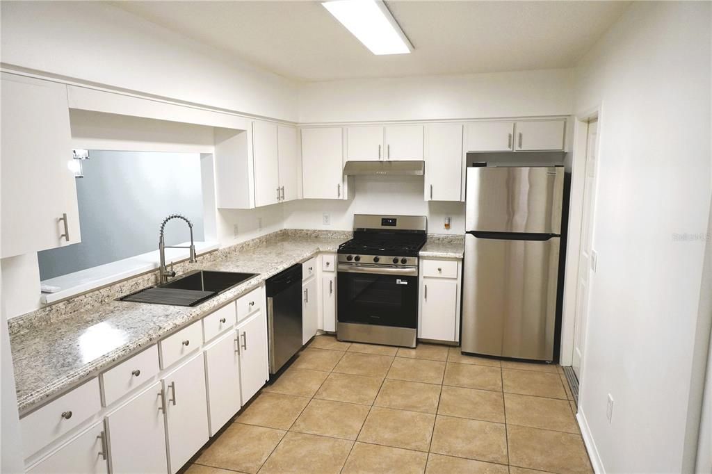 На продажу: $224,900 (2 спален, 2 ванн, 1281 Квадратных фут)