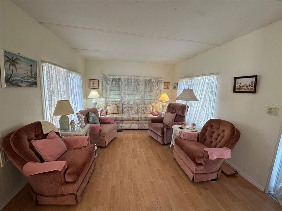 待售: $45,000 (1 贝兹, 1 浴室, 576 平方英尺)