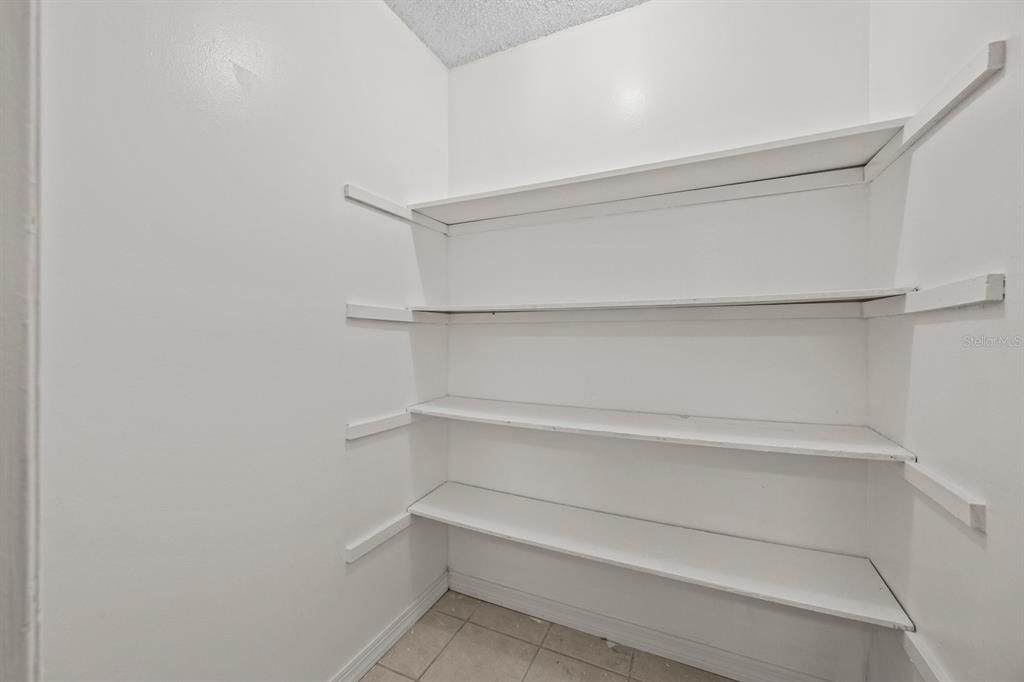 For Sale: $139,999 (1 beds, 1 baths, 722 Square Feet)