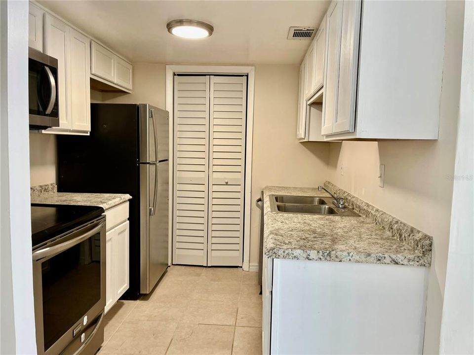 For Sale: $139,999 (1 beds, 1 baths, 722 Square Feet)