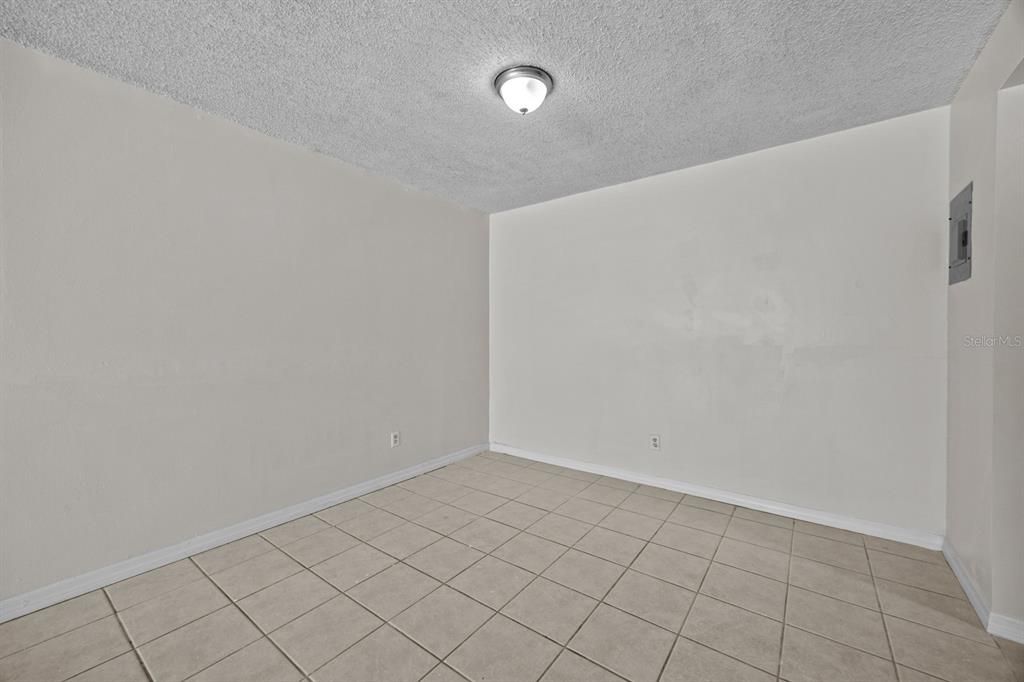 For Sale: $139,999 (1 beds, 1 baths, 722 Square Feet)