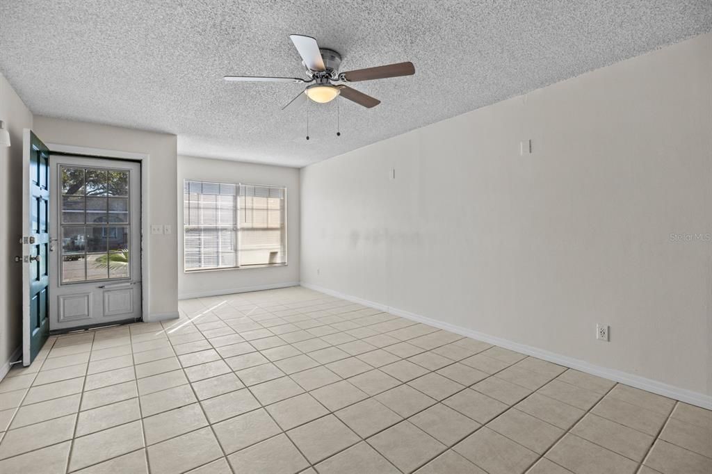 For Sale: $139,999 (1 beds, 1 baths, 722 Square Feet)