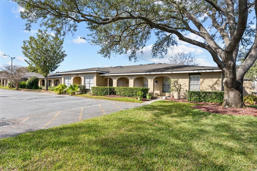 For Sale: $139,999 (1 beds, 1 baths, 722 Square Feet)