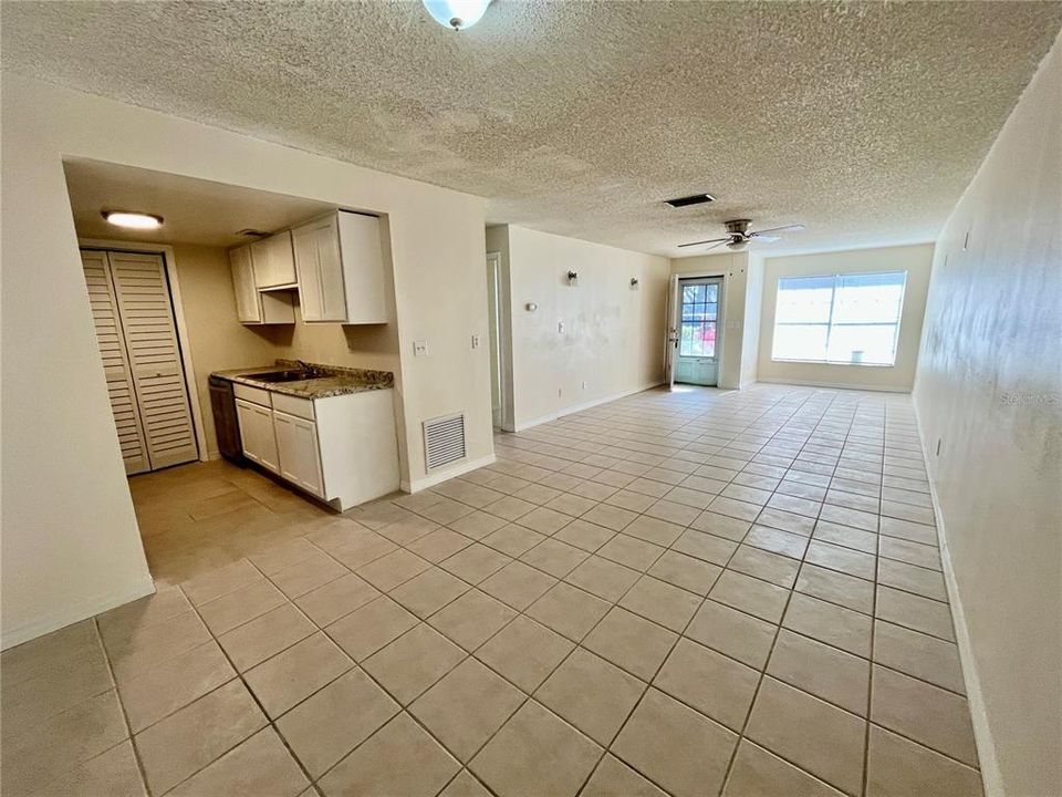 For Sale: $139,999 (1 beds, 1 baths, 722 Square Feet)