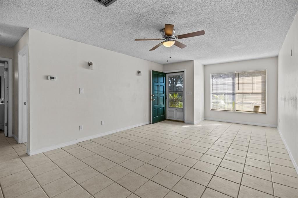 For Sale: $139,999 (1 beds, 1 baths, 722 Square Feet)