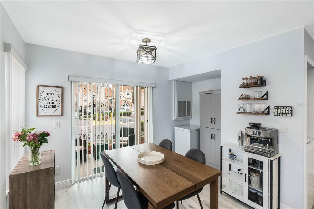 Activo con contrato: $215,000 (2 camas, 2 baños, 984 Pies cuadrados)