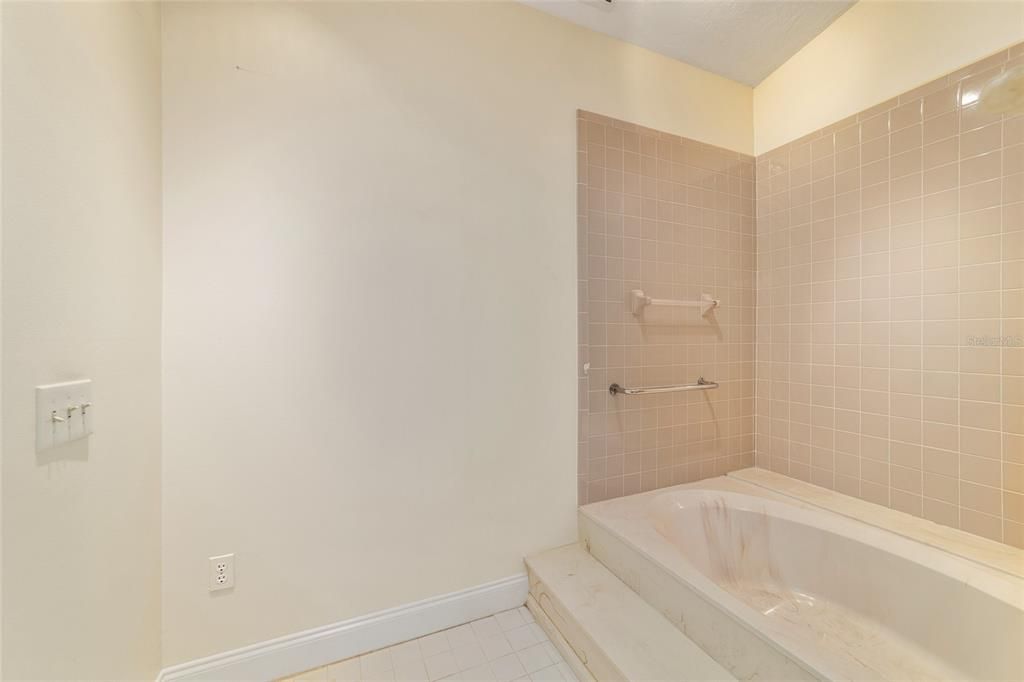 Active With Contract: $195,000 (2 beds, 2 baths, 1151 Square Feet)