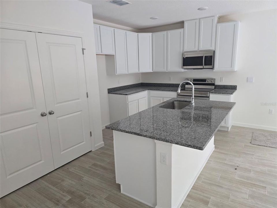 合同活跃: $339,990 (3 贝兹, 2 浴室, 1443 平方英尺)