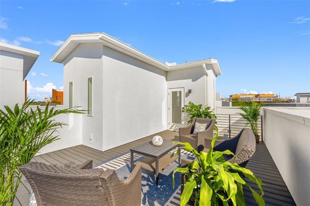 Под контрактом: $649,000 (2 спален, 2 ванн, 1857 Квадратных фут)