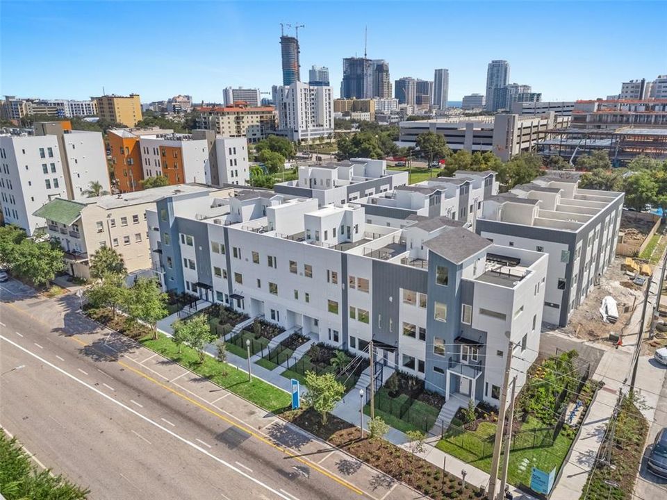 Под контрактом: $649,000 (2 спален, 2 ванн, 1857 Квадратных фут)