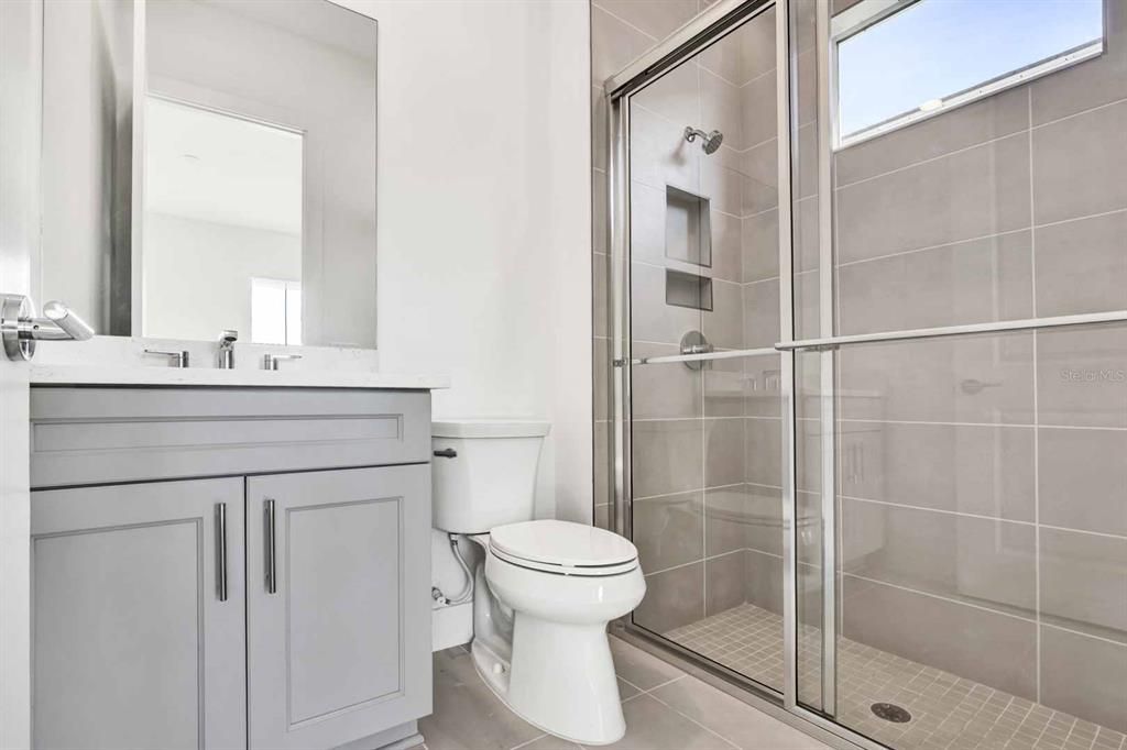 Под контрактом: $909,000 (3 спален, 3 ванн, 2517 Квадратных фут)