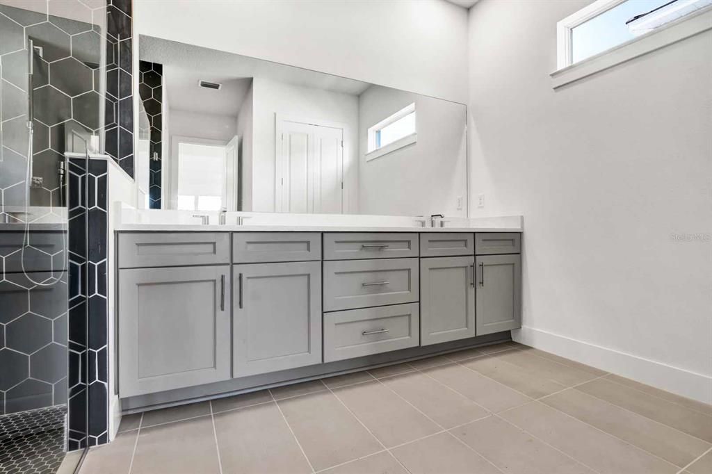 Под контрактом: $909,000 (3 спален, 3 ванн, 2517 Квадратных фут)